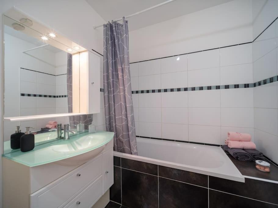 Appartement Tout Equipe 4 Couchages Avec Terrasse Et Parking Venelles Luaran gambar