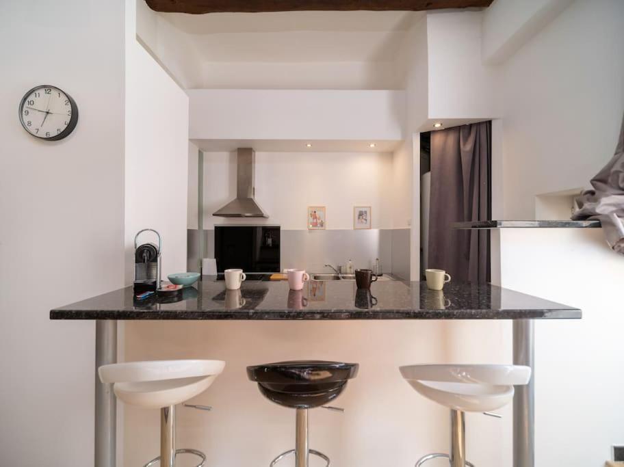 Appartement Tout Equipe 4 Couchages Avec Terrasse Et Parking Venelles Luaran gambar